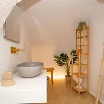 3 Seasons - The Fab Apartment