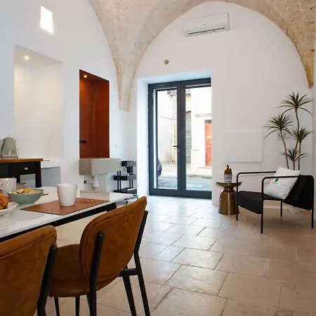 3 Seasons - The Fab Apartment